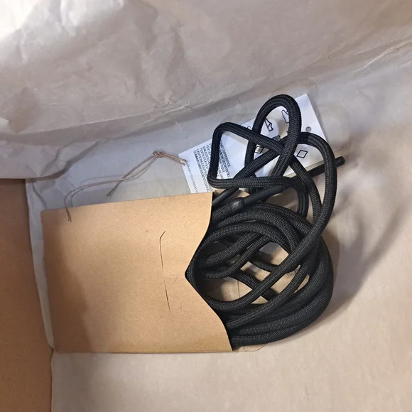 adidas Yeezy 700 V3 - Picture 7 of 8